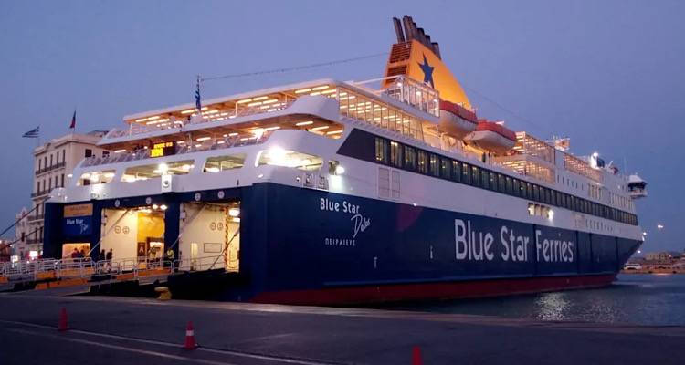 Ακινητοποιημένο το BLUE STAR DELOS στον Πειραιά | Έμπλεξε ο κάβος στη δεξιά του προπέλα