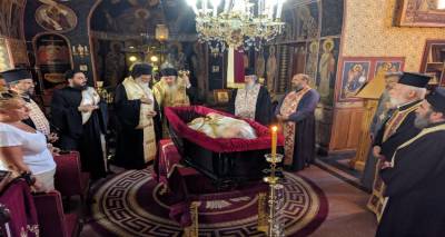 &Tau;&rho;&iota;&sigma;ά&gamma;&iota;&omicron; &sigma;&tau;&omicron;&nu; &Lambda;ή&mu;&nu;&omicron;&upsilon; &Iota;&epsilon;&rho;ό&theta;&epsilon;&omicron; &lambda;ί&gamma;&omicron; &pi;&rho;&iota;&nu; &phi;ύ&gamma;&epsilon;&iota; &tau;&omicron; &sigma;&kappa;ή&nu;&omega;&mu;&alpha; &alpha;&pi;ό &tau;&eta; &Mu;&upsilon;&tau;&iota;&lambda;ή&nu;&eta; &gamma;&iota;&alpha; &tau;&eta;&nu; &Lambda;ή&mu;&nu;&omicron;