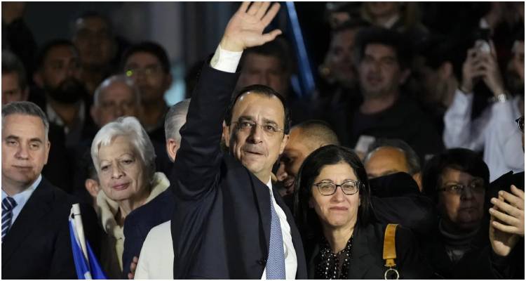 &Nu;έ&omicron;&sigmaf; &pi;&rho;ό&epsilon;&delta;&rho;&omicron;&sigmaf; &tau;&eta;&sigmaf; &Kappa;ύ&pi;&rho;&omicron;&upsilon; &omicron; &Nu;. &Chi;&rho;&iota;&sigma;&tau;&omicron;&delta;&omicron;&upsilon;&lambda;ί&delta;&eta;&sigmaf;: &Sigma;&tau;ή&rho;&iota;&gamma;&mu;&alpha; &kappa;&alpha;&iota; &sigma;ύ&mu;&mu;&alpha;&chi;ό&sigmaf; &mu;&alpha;&sigmaf; &eta; &Epsilon;&lambda;&lambda;ά&delta;&alpha;