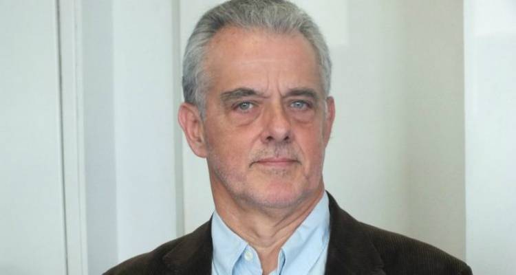 &Sigma;&upsilon;&mu;&pi;&alpha;&rho;ά&tau;&alpha;&xi;&eta; &Pi;&omicron;&lambda;&iota;&tau;ώ&nu;: &laquo;&Kappa;&alpha;&iota; &xi;&alpha;&nu;ά &sigma;&tau;&alpha; ί&delta;&iota;&alpha;... &tau;&eta;&nu; "&epsilon;&nu;ό&sigmaf; &alpha;&nu;&delta;&rho;ό&sigmaf; &alpha;&rho;&chi;ή"; &Tau;&iota; &theta;&alpha; &sigma;&upsilon;&mu;&beta;&epsilon;ί &tau;&epsilon;&lambda;&iota;&kappa;ά &sigma;&tau;&eta;&nu; &Pi;&epsilon;&rho;&iota;&phi;έ&rho;&epsilon;&iota;&alpha; &Beta;. &Alpha;&iota;&gamma;&alpha;ί&omicron;&upsilon;;&raquo;