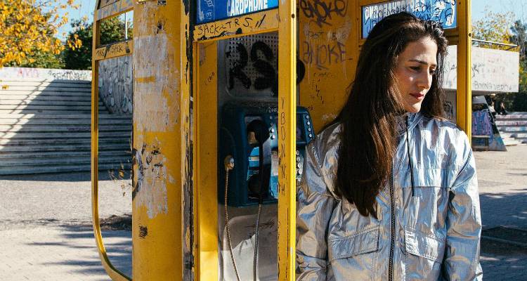 Η Λήδα Μανιατάκου από τη Λήμνο τραγουδάει για τις «Περίεργες μέρες»