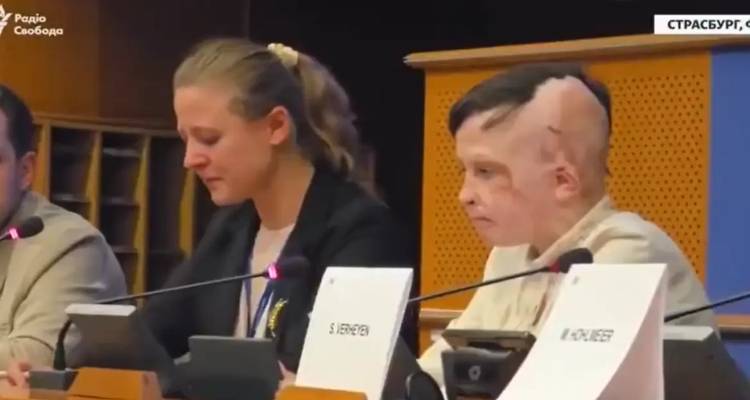 &laquo;Ή&tau;&alpha;&nu; &eta; &tau;&epsilon;&lambda;&epsilon;&upsilon;&tau;&alpha;ί&alpha; &phi;&omicron;&rho;ά &pi;&omicron;&upsilon; &epsilon;ί&delta;&alpha; &tau;&eta; &mu;&alpha;&mu;ά &mu;&omicron;&upsilon;&raquo;: &Omicron; 11&chi;&rho;&omicron;&nu;&omicron;&sigmaf; &Rho;ό&mu;&alpha;&nu; &alpha;&pi;ό &tau;&eta;&nu; &Omicron;&upsilon;&kappa;&rho;&alpha;&nu;ί&alpha; &lambda;ύ&gamma;&iota;&sigma;&epsilon; &delta;&iota;&epsilon;&rho;&mu;&eta;&nu;έ&alpha; &kappa;&alpha;&iota; &kappa;&omicron;&iota;&nu;ό &sigma;&tau;&omicron; &Sigma;&tau;&rho;&alpha;&sigma;&beta;&omicron;ύ&rho;&gamma;&omicron;