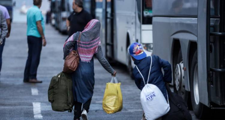 Συνεχίζεται η αποσυμφόρηση των νησιών | Στον Πειραιά 142 πρόσφυγες και μετανάστες από Μυτιλήνη και Χίο