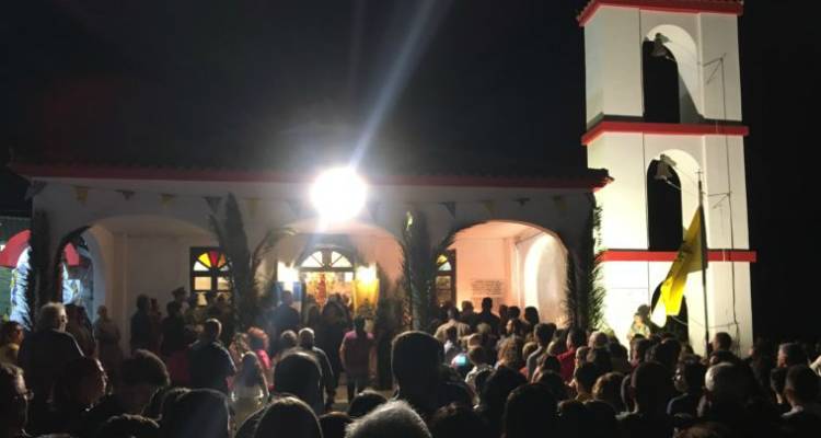 Πλήθος κόσμου έξω από τον Ιερό Ναό του Αγίου Σώζοντα, περιμένει υπομονετικά τη σειρά του για να ανάψει ένα κερί ή μια λαμπάδα. Φωτογραφία: Εθνικός Κήρυξ.