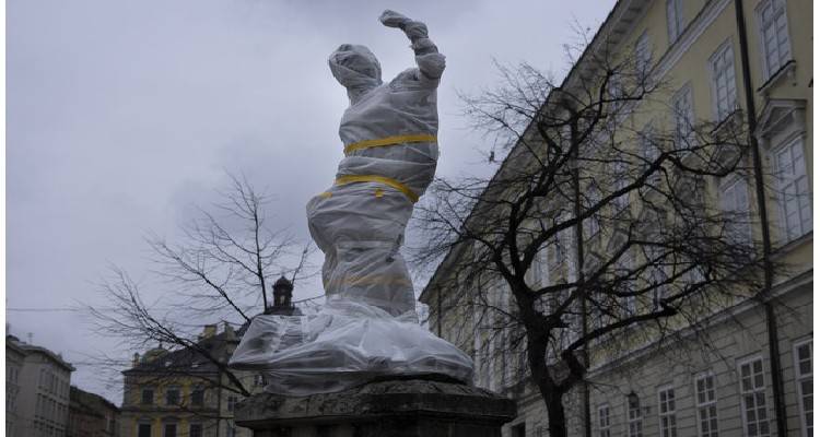 Πόλεμος στην Ουκρανία | Κινδυνεύει η πολιτιστική κληρονομιά: «Ρώσοι ρίχνουν ρουκέτες σε ιστορικά μνημεία»