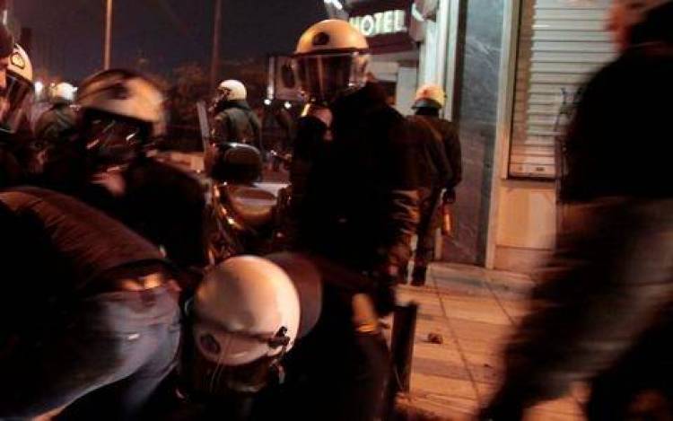 &Alpha;&gamma;&rho;&iota;&alpha; &nu;ύ&chi;&tau;&alpha; &mu;&epsilon; έ&nu;&alpha;&nu; &nu;&epsilon;&kappa;&rho;ό, 6 &tau;&rho;&alpha;&upsilon;&mu;&alpha;&tau;ί&epsilon;&sigmaf;, &mu;ί&alpha; &sigma;ύ&lambda;&lambda;&eta;&psi;&eta; &kappa;&alpha;&iota; 89 &pi;&rho;&omicron;&sigma;&alpha;&gamma;&omega;&gamma;έ&sigmaf;