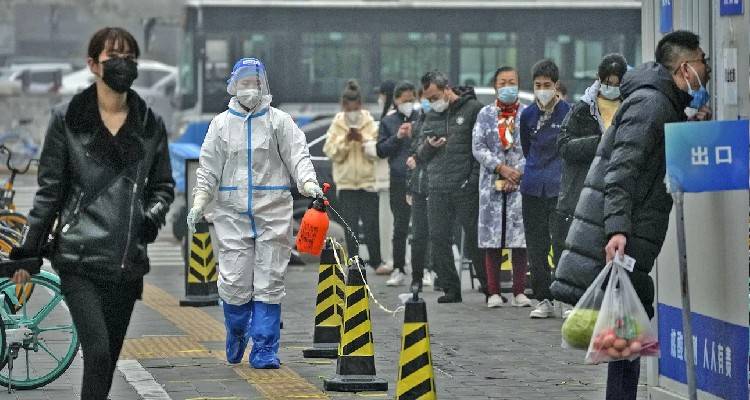 &Kappa;ί&nu;&alpha;: &Omicron;&iota; &alpha;&rho;&chi;έ&sigmaf; &epsilon;&sigma;&tau;&iota;ά&zeta;&omicron;&upsilon;&nu; &sigma;&tau;&omicron;&nu; &epsilon;&mu;&beta;&omicron;&lambda;&iota;&alpha;&sigma;&mu;ό &mu;&epsilon;&tau;ά &tau;&eta; &delta;&upsilon;&sigma;&alpha;&rho;έ&sigma;&kappa;&epsilon;&iota;&alpha; &gamma;&iota;&alpha; &tau;&eta;&nu; &pi;&omicron;&lambda;&iota;&tau;&iota;&kappa;ή &tau;&omicron;&upsilon; &laquo;&mu;&eta;&delta;&epsilon;&nu;&iota;&kappa;&omicron;ύ &kappa;&rho;&omicron;ύ&sigma;&mu;&alpha;&tau;&omicron;&sigmaf; Covid&raquo;