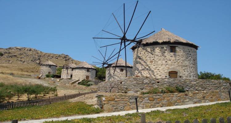 &Alpha;&nu;&epsilon;&mu;ό&mu;&upsilon;&lambda;&omicron;&iota; &Kappa;&omicron;&nu;&tau;&iota;ά, &mu;&iota;&alpha; &alpha;&rho;&chi;&iota;&tau;&epsilon;&kappa;&tau;&omicron;&nu;&iota;&kappa;ή &pi;&omicron;&lambda;&iota;&tau;&iota;&sigma;&tau;&iota;&kappa;ή &kappa;&lambda;&eta;&rho;&omicron;&nu;&omicron;&mu;&iota;ά &tau;&eta;&sigmaf; &Lambda;ή&mu;&nu;&omicron;&upsilon; &alpha;&pi;ό &tau;&alpha; &chi;&rho;ό&nu;&iota;&alpha; &tau;&eta;&sigmaf; &Phi;&rho;&alpha;&gamma;&kappa;&omicron;&kappa;&rho;&alpha;&tau;ί&alpha;&sigmaf;