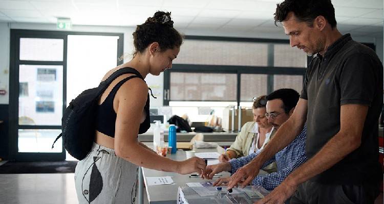 &Beta;&omicron;&upsilon;&lambda;&epsilon;&upsilon;&tau;&iota;&kappa;έ&sigmaf; &epsilon;&kappa;&lambda;&omicron;&gamma;έ&sigmaf; &sigma;&tau;&eta; &Gamma;&alpha;&lambda;&lambda;ί&alpha;: &Mu;&epsilon;&gamma;&alpha;&lambda;ύ&tau;&epsilon;&rho;&eta; &alpha;&pi;&omicron;&chi;ή &alpha;&pi;ό &tau;&omicron;&nu; &pi;&rho;ώ&tau;&omicron; &gamma;ύ&rho;&omicron; &delta;&epsilon;ί&chi;&nu;&omicron;&upsilon;&nu; &tau;&alpha; &epsilon;&pi;ί&sigma;&eta;&mu;&alpha; &sigma;&tau;&omicron;&iota;&chi;&epsilon;ί&alpha;