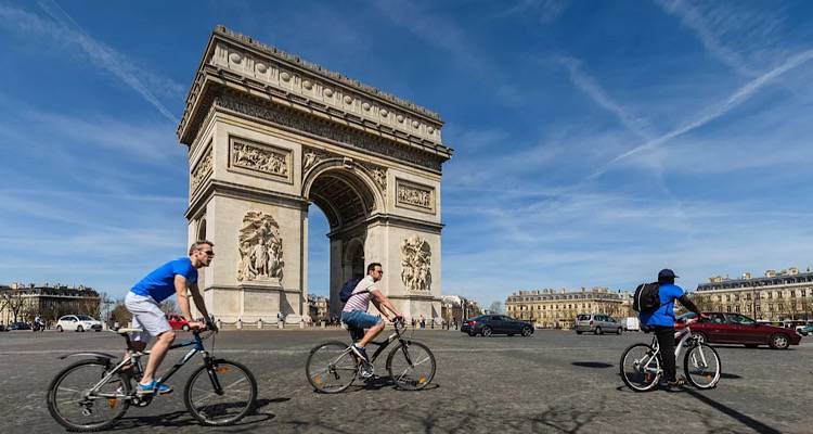 &laquo;&Kappa;&omicron;&rho;&iota;&omicron;ί, &chi;&epsilon;&iota;&rho;ό&tau;&epsilon;&rho;&omicron;&iota; &kappa;&alpha;&iota; &alpha;&pi;ό &beta;&alpha;&mu;&pi;ί&rho;&raquo;: &Sigma;&upsilon;&nu;&alpha;&gamma;&epsilon;&rho;&mu;ό&sigmaf; &sigma;&tau;&eta; &Gamma;&alpha;&lambda;&lambda;ί&alpha; -&Gamma;έ&mu;&iota;&sigma;&epsilon; &eta; &chi;ώ&rho;&alpha;, &alpha;&pi;ό &tau;&alpha; &nu;&omicron;&sigma;&omicron;&kappa;&omicron;&mu;&epsilon;ί&alpha; &omega;&sigmaf; &tau;&alpha; &sigma;&iota;&nu;&epsilon;&mu;ά