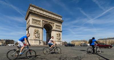 &laquo;&Kappa;&omicron;&rho;&iota;&omicron;ί, &chi;&epsilon;&iota;&rho;ό&tau;&epsilon;&rho;&omicron;&iota; &kappa;&alpha;&iota; &alpha;&pi;ό &beta;&alpha;&mu;&pi;ί&rho;&raquo;: &Sigma;&upsilon;&nu;&alpha;&gamma;&epsilon;&rho;&mu;ό&sigmaf; &sigma;&tau;&eta; &Gamma;&alpha;&lambda;&lambda;ί&alpha; -&Gamma;έ&mu;&iota;&sigma;&epsilon; &eta; &chi;ώ&rho;&alpha;, &alpha;&pi;ό &tau;&alpha; &nu;&omicron;&sigma;&omicron;&kappa;&omicron;&mu;&epsilon;ί&alpha; &omega;&sigmaf; &tau;&alpha; &sigma;&iota;&nu;&epsilon;&mu;ά