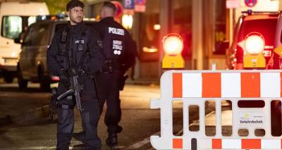 &Tau;&rho;&omicron;&mu;&omicron;&kappa;&rho;&alpha;&tau;&iota;&kappa;ή &epsilon;&pi;ί&theta;&epsilon;&sigma;&eta; &sigma;&tau;&eta; &Gamma;&epsilon;&rho;&mu;&alpha;&nu;ί&alpha;: Ά&phi;&alpha;&nu;&tau;&omicron;&sigmaf; &omicron; ά&nu;&delta;&rho;&alpha;&sigmaf; &pi;&omicron;&upsilon; &sigma;&kappa;ό&tau;&omega;&sigma;&epsilon; 3 ά&tau;&omicron;&mu;&alpha; &kappa;&alpha;&iota; &tau;&rho;&alpha;&upsilon;&mu;ά&tau;&iota;&sigma;&epsilon; ά&lambda;&lambda;&alpha; 8 &sigma;&epsilon; &phi;&epsilon;&sigma;&tau;&iota;&beta;ά&lambda;