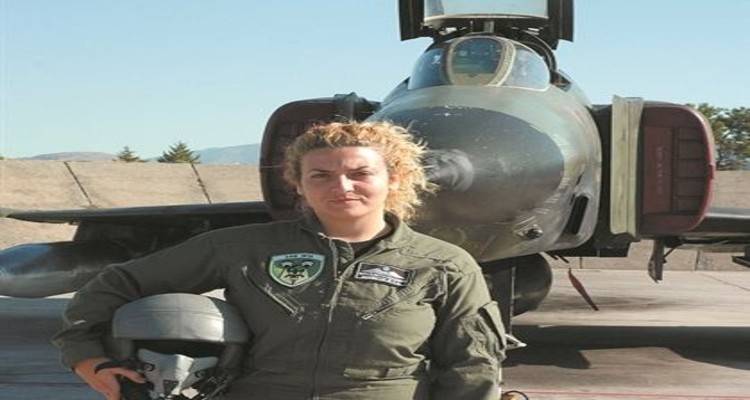 Η υποσμηναγός Ιωάννα Χρυσαυγή δεν εκπαιδεύει μόνο έλληνες πιλότους, αλλά και Ιταλούς, στο πλαίσιο της συμφωνίας που υπάρχει με χώρες - μέλη του ΝΑΤΟ