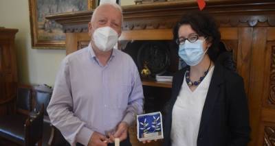 &Mu;&epsilon; &tau;&eta;&nu; &Pi;&rho;έ&sigma;&beta;&eta; &tau;&eta;&sigmaf; &Iota;&rho;&lambda;&alpha;&nu;&delta;ί&alpha;&sigmaf; &sigma;&upsilon;&nu;&alpha;&nu;&tau;ή&theta;&eta;&kappa;&epsilon; &omicron; &Pi;&epsilon;&rho;&iota;&phi;&epsilon;&rho;&epsilon;&iota;ά&rho;&chi;&eta;&sigmaf; &Beta;&omicron;&rho;&epsilon;ί&omicron;&upsilon; &Alpha;&iota;&gamma;&alpha;ί&omicron;&upsilon;