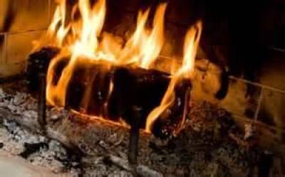 &Tau;&rho;&alpha;&gamma;&omega;&delta;ί&alpha; &sigma;&tau;&eta; &Lambda;ά&rho;&iota;&sigma;&alpha; &mu;&epsilon; &nu;&epsilon;&kappa;&rho;&omicron;ύ&sigmaf; &phi;&omicron;&iota;&tau;&eta;&tau;έ&sigmaf;: Έ&kappa;&omicron;&psi;&alpha;&nu; &theta;&epsilon;&rho;&mu;&omicron;&sigma;ί&phi;&omega;&nu;&alpha; &gamma;&iota;&alpha; &nu;&alpha; &zeta;&epsilon;&sigma;&tau;&alpha;&theta;&omicron;ύ&nu;