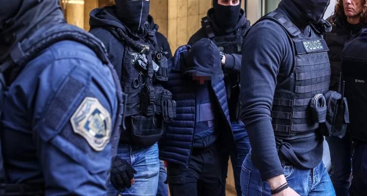 &Sigma;&tau;&alpha; &chi;&nu;ά&rho;&iota;&alpha; &tau;&omicron;&upsilon; &laquo;&kappa;&alpha;&theta;&omicron;&delta;&eta;&gamma;&eta;&tau;ή&raquo; &tau;&omega;&nu; &epsilon;&pi;&epsilon;&iota;&sigma;&omicron;&delta;ί&omega;&nu; &sigma;&tau;&omicron;&upsilon; &Rho;έ&nu;&tau;&eta; &eta; &Epsilon;&Lambda;.&Alpha;&Sigma; | &Kappa;&rho;ί&sigma;&iota;&mu;&eta; &eta; &kappa;&alpha;&tau;ά&sigma;&tau;&alpha;&sigma;&eta; &tau;&omicron;&upsilon; &alpha;&sigma;&tau;&upsilon;&nu;&omicron;&mu;&iota;&kappa;&omicron;ύ