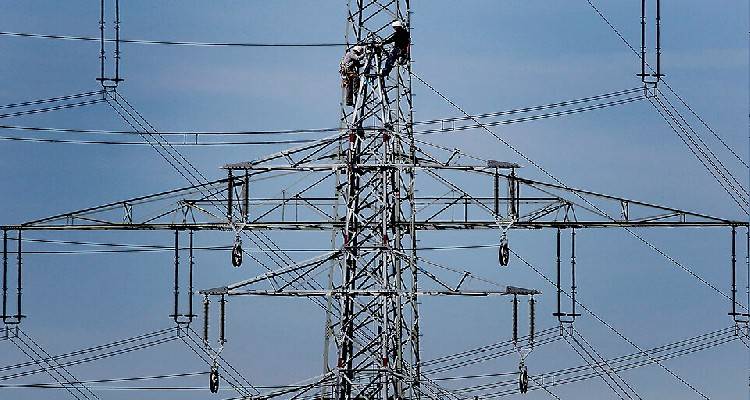 &Phi;&iota;&nu;&lambda;&alpha;&nu;&delta;ί&alpha;: &Eta; &Rho;&omega;&sigma;ί&alpha; έ&kappa;&omicron;&psi;&epsilon; &tau;&eta;&nu; &pi;&alpha;&rho;&omicron;&chi;ή &tau;&omicron;&upsilon; &rho;&epsilon;ύ&mu;&alpha;&tau;&omicron;&sigmaf;