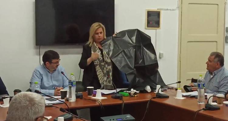 Μαύρες σακούλες «ανεμίζουν» στην αίθουσα του δημοτικού συμβουλίου