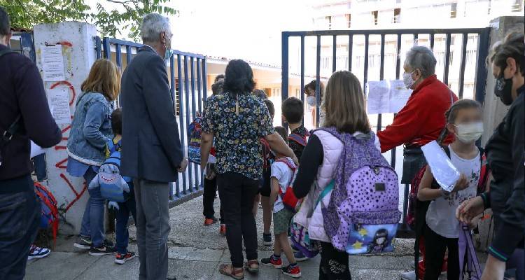 Επέστρεψαν οι μαθητές στα σχολεία: Με τις βεβαιώσεις για τα self test ανά χείρας (photos)