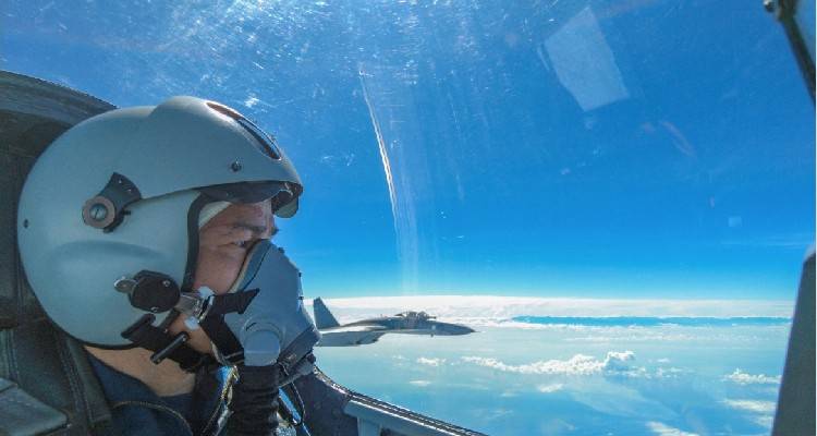 &Mu;&pi;&rho;&omicron;&sigma;&tau;ά &sigma;&epsilon; &nu;έ&omicron; &Psi;&upsilon;&chi;&rho;ό &Pi;ό&lambda;&epsilon;&mu;&omicron; | &Mu;&epsilon;&tau;ά &tau;&eta;&nu; &Omicron;&upsilon;&kappa;&rho;&alpha;&nu;ί&alpha;, &laquo;&kappa;&alpha;ί&nu;&epsilon;&raquo; &Tau;&alpha;ϊ&beta;ά&nu; &kappa;&alpha;&iota; &Kappa;ό&sigma;&omicron;&beta;&omicron;