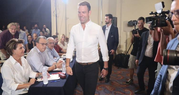 &Sigma;&tau;&alpha; &delta;ύ&omicron; &omicron; &Sigma;&Upsilon;&Rho;&Iota;&Zeta;&Alpha; &mu;&epsilon;&tau;ά &tau;&omicron; &mu;&pi;&lambda;ό&kappa;&omicron; &tau;&eta;&sigmaf; &upsilon;&pi;&omicron;&psi;&eta;&phi;&iota;ό&tau;&eta;&tau;&alpha;&sigmaf; &Kappa;&alpha;&sigma;&sigma;&epsilon;&lambda;ά&kappa;&eta; -&Kappa;&alpha;&lambda;&epsilon;ί &sigma;&epsilon; &laquo;&mu;ά&chi;&eta;&raquo; &sigma;&tau;&omicron; &sigma;&upsilon;&nu;έ&delta;&rho;&iota;&omicron; &tau;&omicron;&upsilon; &Nu;&omicron;&epsilon;&mu;&beta;&rho;ί&omicron;&upsilon;