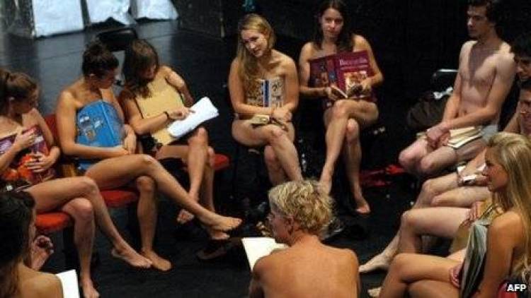 Φοιτητές διαμαρτυρήθηκαν γυμνοί επειδή το Πανεπιστήμιο τους απαγόρευσε να φορούν φούστες και σαγιονάρες