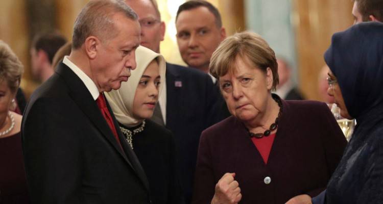 Στην Τουρκία η Μέρκελ μετά το «χαστούκι» από τη γερμανική Βουλή στον Ερντογάν για τη συμφωνία Τουρκίας-Λιβύης