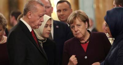 Στην Τουρκία η Μέρκελ μετά το «χαστούκι» από τη γερμανική Βουλή στον Ερντογάν για τη συμφωνία Τουρκίας-Λιβύης