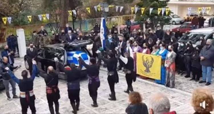 Θεσσαλονίκη: Με πυρρίχιο αποχαιρέτησαν τον 23χρονο στρατιώτη που «έφυγε» στη Λήμνο (video)