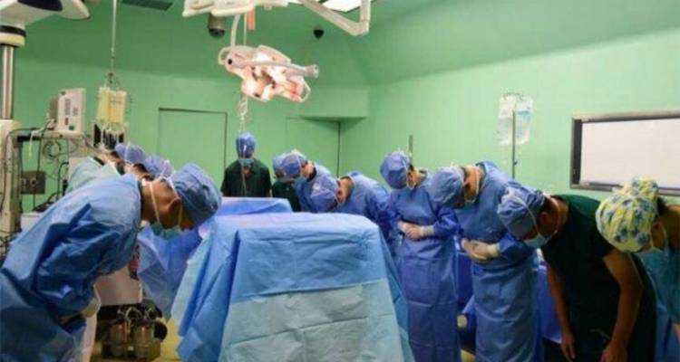 Οι Κινέζοι γιατροί υποκλίνονται στον νεκρό Έλληνα που έδωσε ζωή σε 4 ανθρώπους ταυτόχρονα