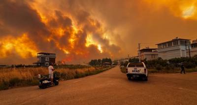 Μαίνεται η μεγάλη φωτιά στη Σμύρνη: Κάηκαν σπίτια, εκκενώθηκαν συνοικίες -Στα ελληνικά νησιά έφθασε η στάχτη