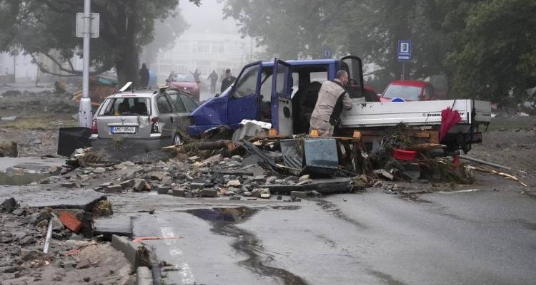 &Sigma;&tau;&omicron; έ&lambda;&epsilon;&omicron;&sigmaf; &tau;&eta;&sigmaf; &kappa;&alpha;&kappa;&omicron;&kappa;&alpha;&iota;&rho;ί&alpha;&sigmaf; Boris &eta; &kappa;&epsilon;&nu;&tau;&rho;&iota;&kappa;ή &Epsilon;&upsilon;&rho;ώ&pi;&eta; -&Alpha;&upsilon;&xi;ά&nu;&omicron;&nu;&tau;&alpha;&iota; &omicron;&iota; &nu;&epsilon;&kappa;&rho;&omicron;ί, &phi;ό&beta;&omicron;&iota; &gamma;&iota;&alpha; &nu;έ&epsilon;&sigmaf; &pi;&lambda;&eta;&mu;&mu;ύ&rho;&epsilon;&sigmaf;, &epsilon;&iota;&kappa;ό&nu;&epsilon;&sigmaf; &kappa;&alpha;&tau;&alpha;&sigma;&tau;&rho;&omicron;&phi;ή&sigmaf;