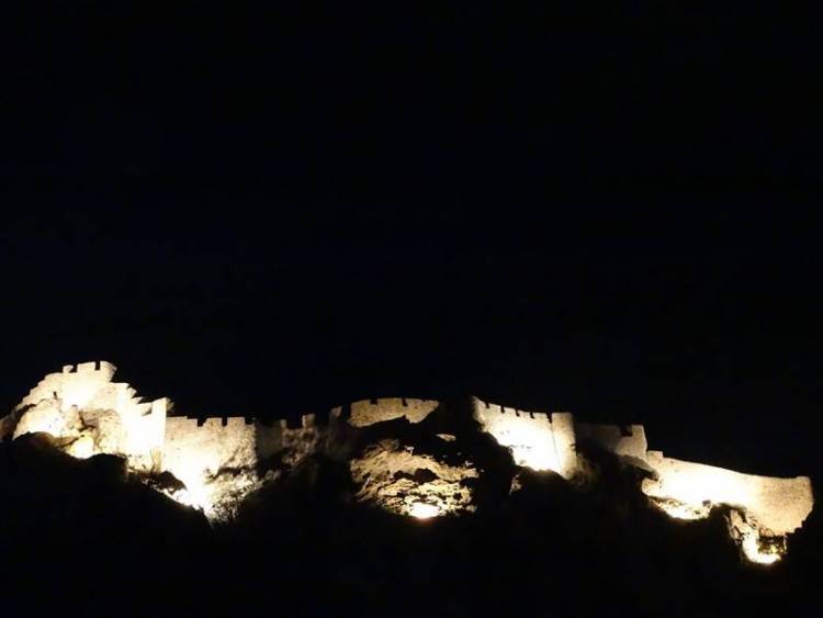 Σωστά φωτισμένο και πάλι το κάστρο της Μύρινας