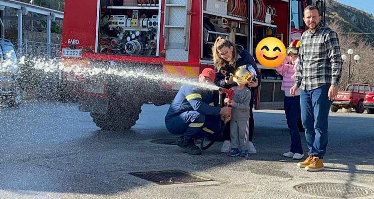Λήμνος: Η Πυροσβεστική Υπηρεσία «εκπαιδεύει» μικρούς πυροσβέστες (photos)