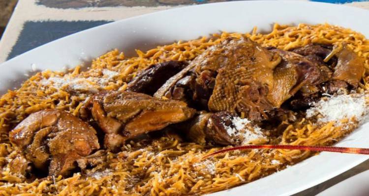 &Omicron; &gamma;&alpha;&sigma;&tau;&rho;&omicron;&nu;ό&mu;&omicron;&sigmaf; &pi;&alpha;&rho;&omicron;&upsilon;&sigma;&iota;ά&zeta;&epsilon;&iota;... "Kό&kappa;&omicron;&rho;&alpha;&sigmaf; &mu;&epsilon; &phi;&lambda;&omega;&mu;ά&rho;&iota;&alpha;"