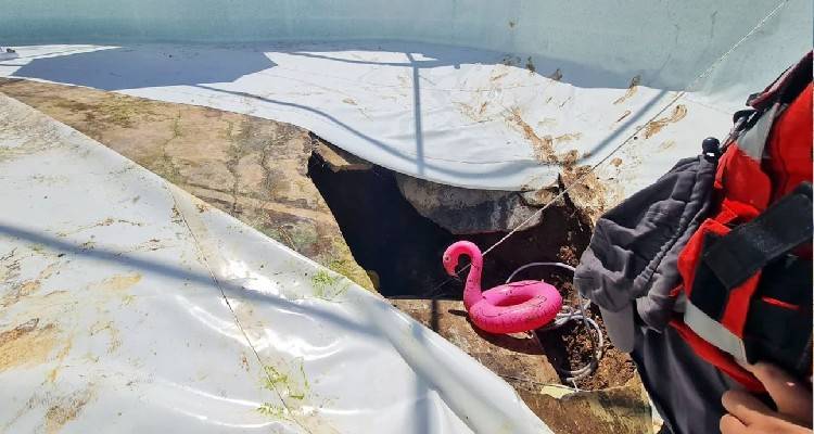 &Alpha;&delta;&iota;&alpha;&nu;ό&eta;&tau;&omicron;: &Xi;&alpha;&phi;&nu;&iota;&kappa;ά ά&nu;&omicron;&iota;&xi;&epsilon; &tau;&rho;ύ&pi;&alpha; &sigma;&tau;&omicron;&nu; &pi;ά&tau;&omicron; &pi;&iota;&sigma;ί&nu;&alpha;&sigmaf; &kappa;&alpha;&iota; &laquo;&kappa;&alpha;&tau;ά&pi;&iota;&epsilon;&raquo; &delta;ύ&omicron; ά&nu;&delta;&rho;&epsilon;&sigmaf;, &nu;&epsilon;&kappa;&rho;ό&sigmaf; &omicron; έ&nu;&alpha;&sigmaf; [&beta;ί&nu;&tau;&epsilon;&omicron;]