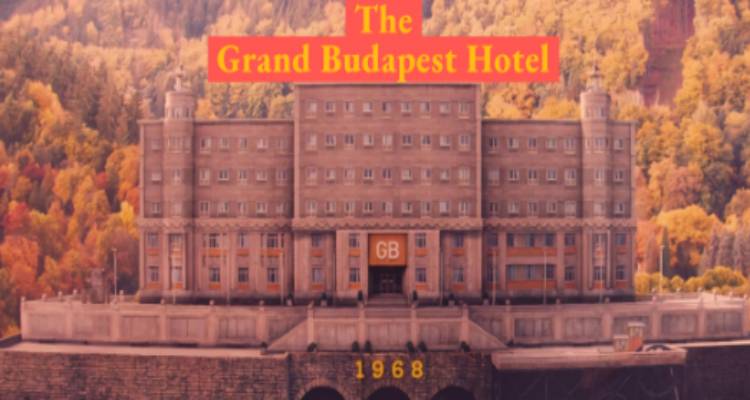&Eta; &tau;&alpha;&iota;&nu;ί&alpha; &laquo;The Grand Budapest Hotel&raquo; έ&rho;&chi;&epsilon;&tau;&alpha;&iota; &sigma;&tau;&omicron; &laquo;&Mu;&alpha;&rho;&omicron;ύ&lambda;&alpha;&raquo; &alpha;&pi;ό &tau;&eta;&nu; &Kappa;&iota;&nu;&eta;&mu;&alpha;&tau;&omicron;&gamma;&rho;&alpha;&phi;&iota;&kappa;ή &Lambda;έ&sigma;&chi;&eta; &Lambda;ή&mu;&nu;&omicron;&upsilon; (video)